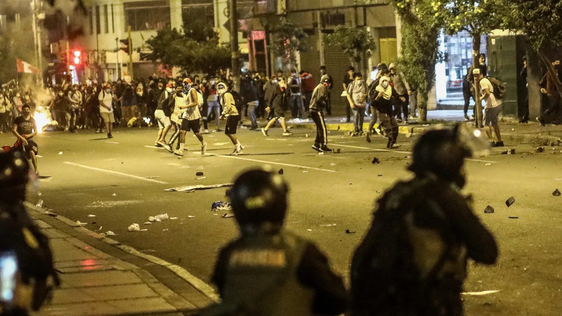 Policías se enfrentan a manifestantes durante una protesta contra el nuevo Gobierno en la Plaza San Martín, en Lima