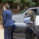 El presidente del Gobierno de España, Pedro Sánchez, sale de su coche oficial