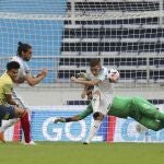 Lucas Torreira despeja un balón en el Uruguay-Colombia