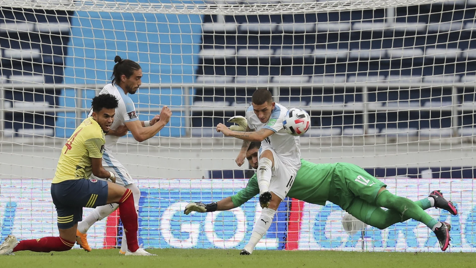 Lucas Torreira despeja un balón en el Uruguay-Colombia