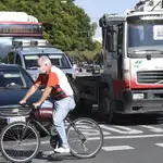 Un usuario de bicicleta.