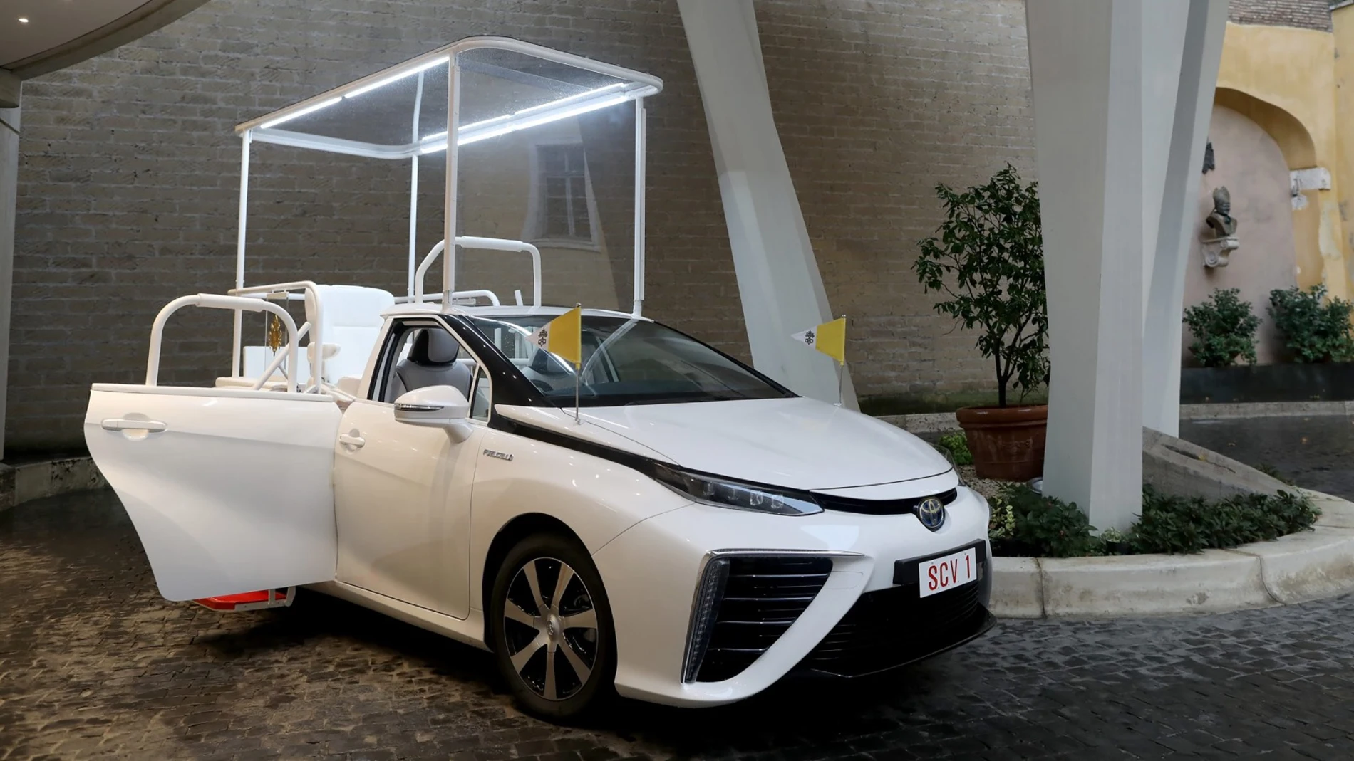 El Toyota Mirai es el nuevo coche del Papa Francisco