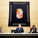 El presidente de las Cortes, Luis Fuentes (C), durante la Junta de Portavoces de las Cortes de Castilla y León, junto a Francisco Vázquez y Ana Sánchez