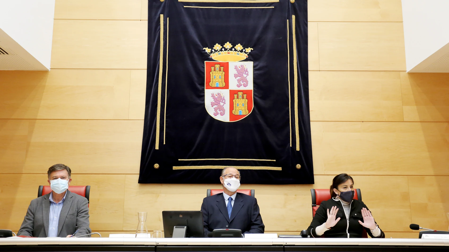 El presidente de las Cortes, Luis Fuentes (C), durante la Junta de Portavoces de las Cortes de Castilla y León, junto a Francisco Vázquez y Ana Sánchez