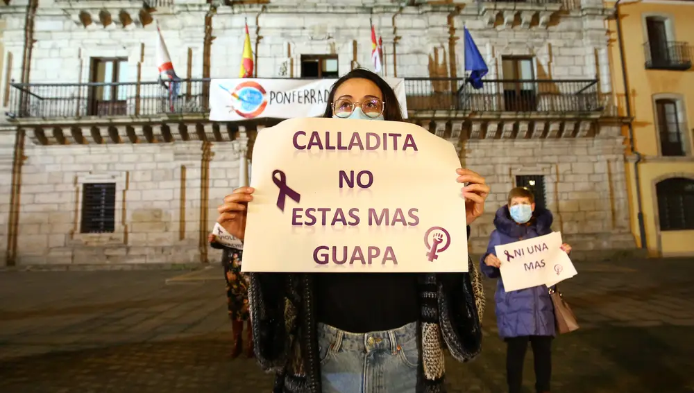 Concentración de la plataforma de Mujeres por la Igualdad del Bierzo y Laciana en apoyo a Raquel Díaz