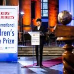 -FOTODELDÍA- EA5453. LA HAYA (HOLANDA), 13/11/2020.- El joven bangladesí Sadat Rahman, de 17 años, recibe el Premio Internacional de la Paz Infantil 2020 por sus esfuerzos contra el ciber acoso, en una ceremonia celebrada en La Haya (Holanda), este viernes. EFE/ Remko De Waal