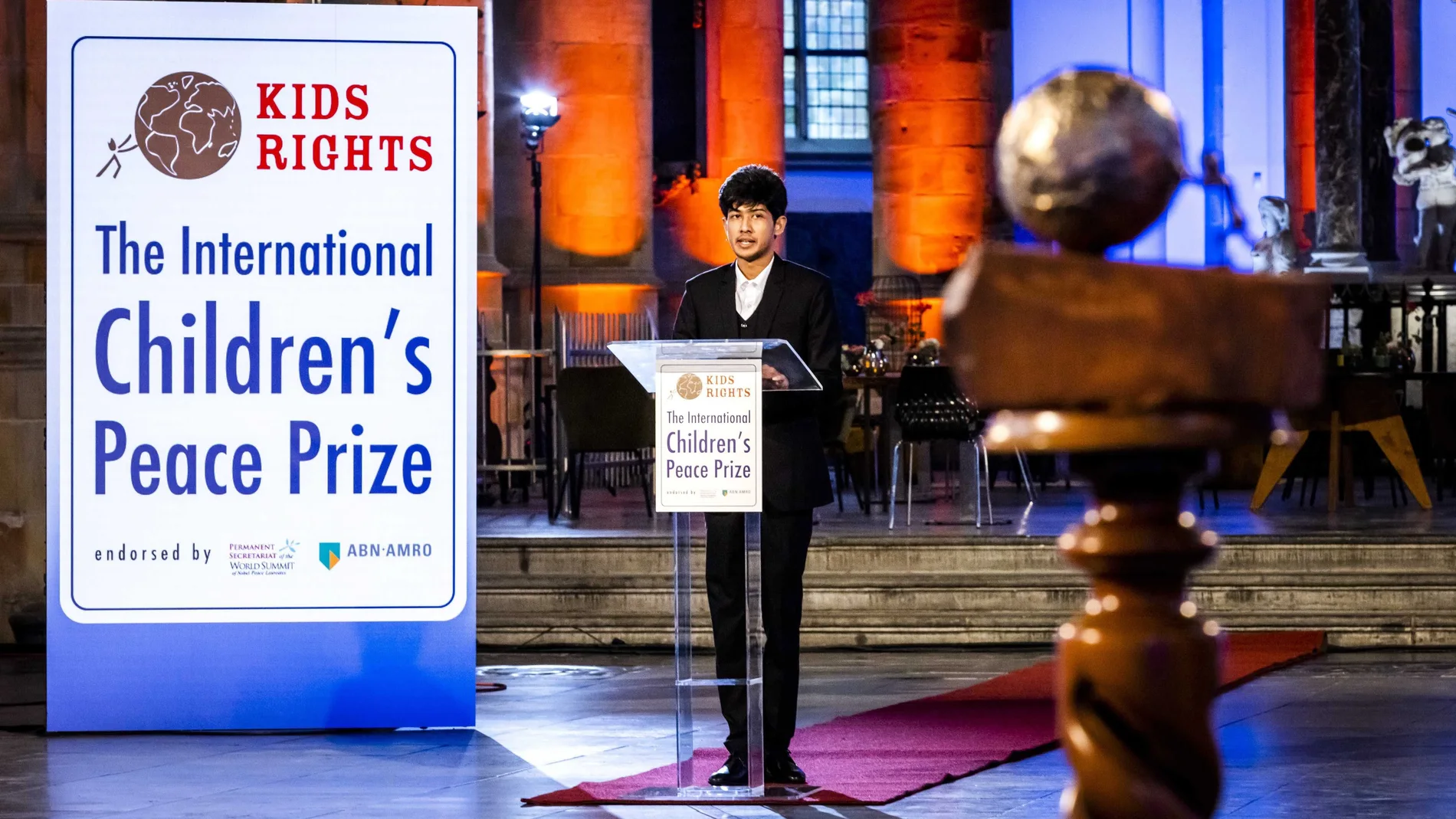 -FOTODELDÍA- EA5453. LA HAYA (HOLANDA), 13/11/2020.- El joven bangladesí Sadat Rahman, de 17 años, recibe el Premio Internacional de la Paz Infantil 2020 por sus esfuerzos contra el ciber acoso, en una ceremonia celebrada en La Haya (Holanda), este viernes. EFE/ Remko De Waal