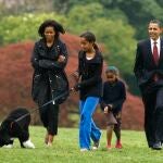 La familia Obama con su perro.