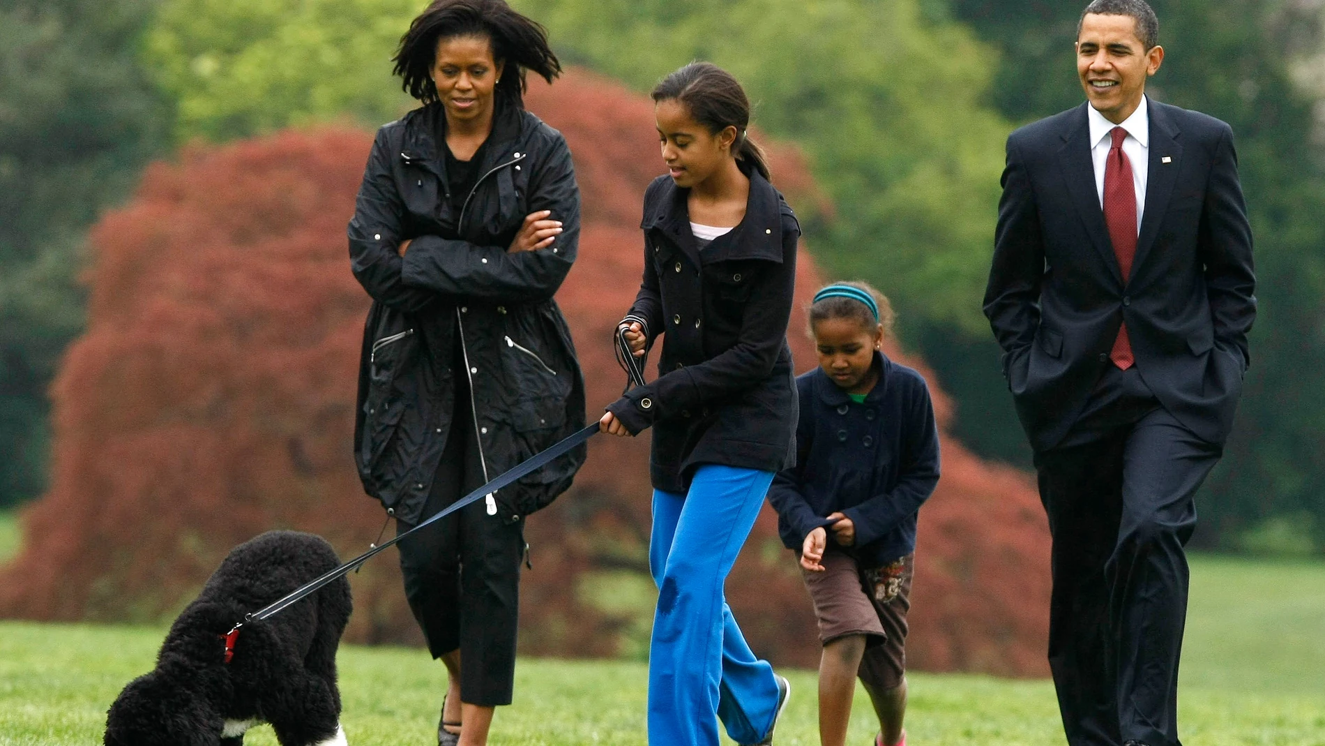 La familia Obama con su perro.