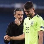 Unai Simón conversa con Luis Enrique después del partido de Suiza