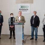 Elías Bendodo, consejero de la Presidencia, Administración Pública e Interior de la Junta de Andalucía, en rueda de prensa en el Hospital de Alta Resolución de Estepona