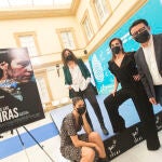 La actriz Nerea Barros, la directora de la película, Paula Cons, la actriz Victoria Tejeira y el diputado provincial de Cultura y Cine de Almería, Manuel Guzmán en la presentación de "La isla de las mentiras"