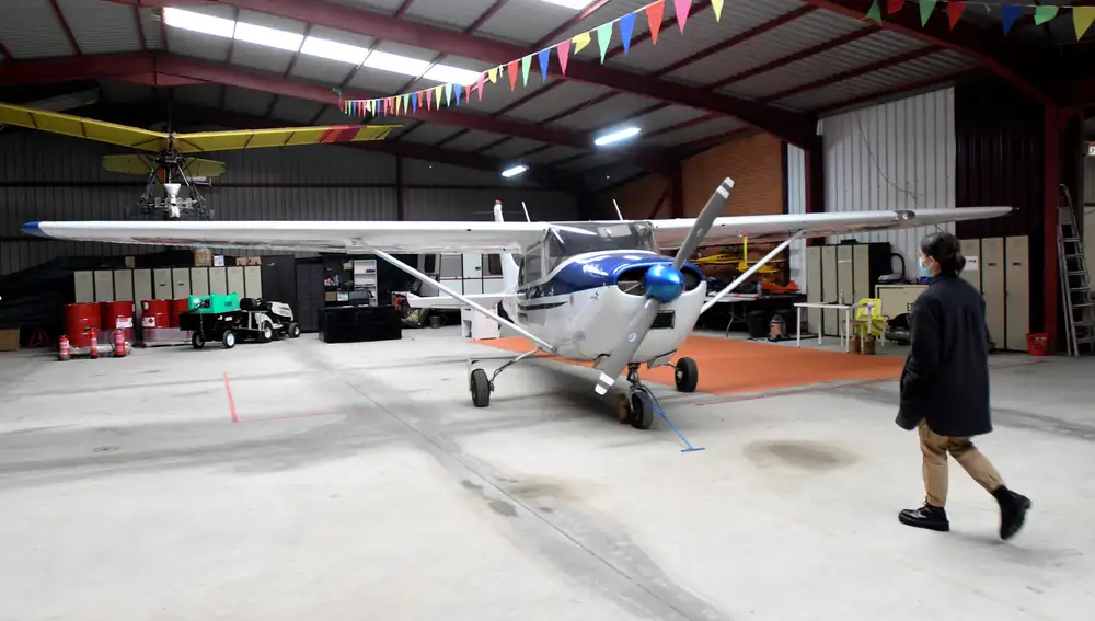 CHOZAS DE ABAJO (LEÓN) ,14/11/2020.- Vista de un hangar del aeródromo de Chozas de Abajo (León), este sábado, donde un largo litigio judicial entre la Junta Vecinal de Chozas de Abajo y la empresa Aereoservicios León SL está poniendo en grave peligro el proyecto del aeródromo ubicado en esta localidad leonesa y la llegada de una escuela de pilotos de ultraligeros. EFE/J. Casares