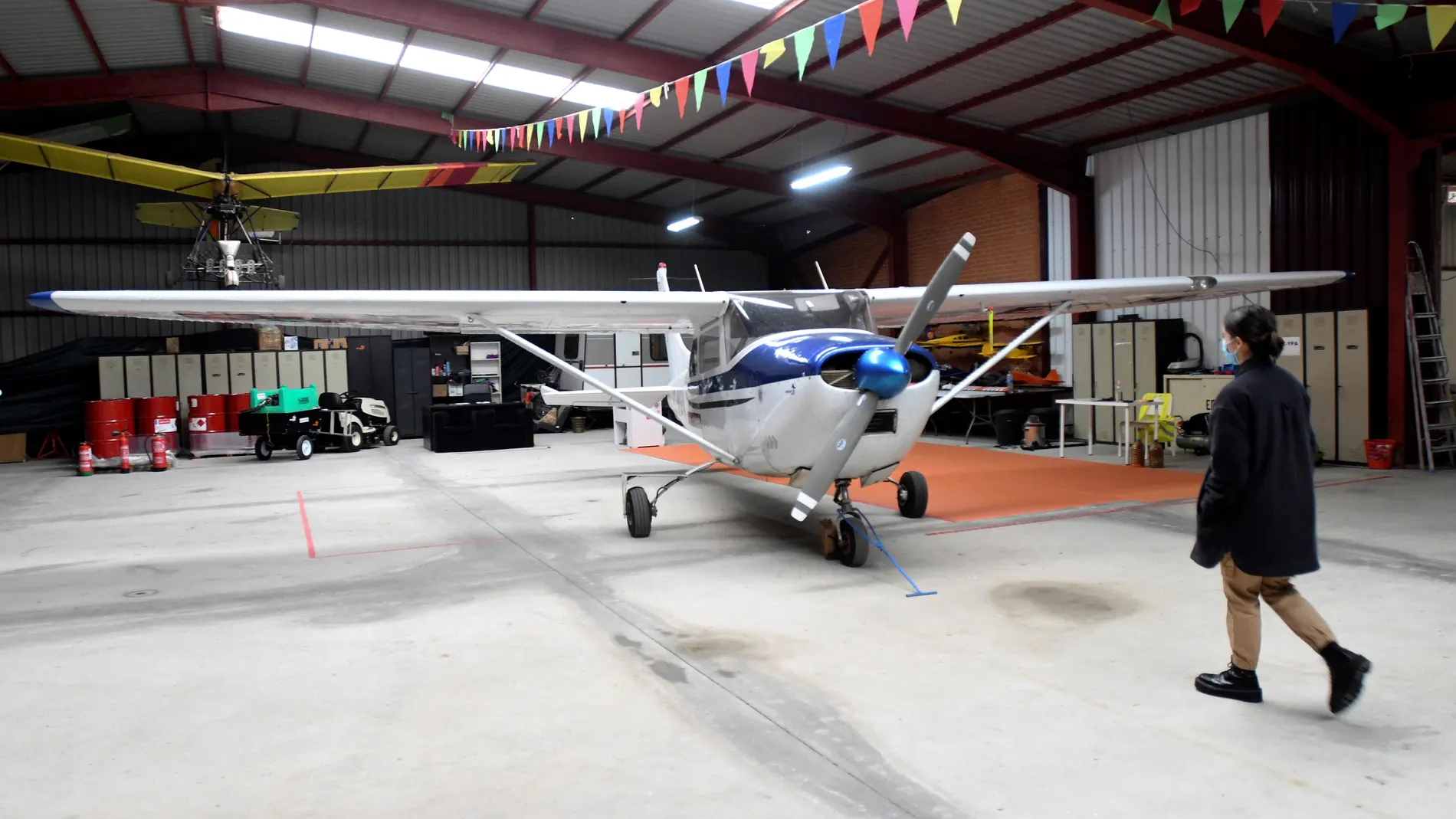 CHOZAS DE ABAJO (LEÓN) ,14/11/2020.- Vista de un hangar del aeródromo de Chozas de Abajo (León), este sábado, donde un largo litigio judicial entre la Junta Vecinal de Chozas de Abajo y la empresa Aereoservicios León SL está poniendo en grave peligro el proyecto del aeródromo ubicado en esta localidad leonesa y la llegada de una escuela de pilotos de ultraligeros. EFE/J. Casares