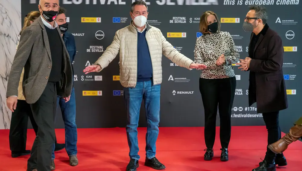 El alcalde de Sevilla, Juan Espadas (c), junto al director del Festival, José Luis Cienfuegos (d) y los responsables del Festival de Cine europeo de Sevilla, tras anunciar el palmarés de su XVII edición