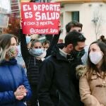 Cerca de trescientas personas se han concentrado al mediodía de este sábado en Soria, convocados por la Asociación Soriana de Empresarios de Instalaciones Deportivas (ASEID), para reclamar la apertura a clubes e instalaciones por no ser un problema, sino "una solución" a la covid