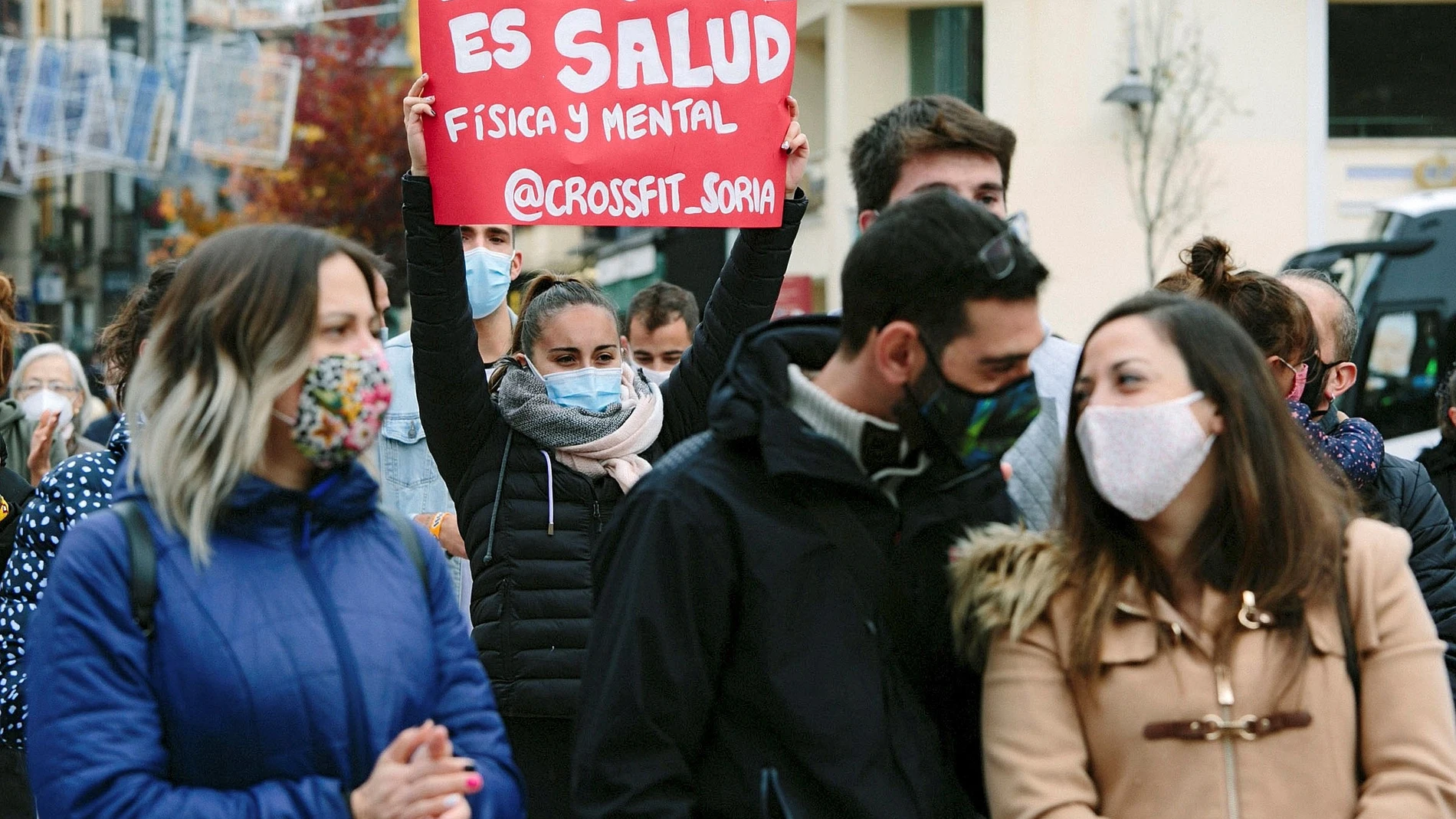 Cerca de trescientas personas se han concentrado al mediodía de este sábado en Soria, convocados por la Asociación Soriana de Empresarios de Instalaciones Deportivas (ASEID), para reclamar la apertura a clubes e instalaciones por no ser un problema, sino "una solución" a la covid