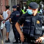  Graban en video a un mosso agrediendo a un hombre por incumplir el toque de queda en Barcelona 