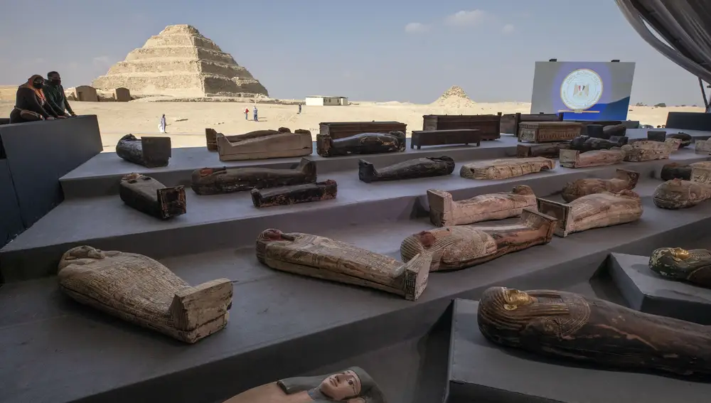 Al menos cien sarcófagos y 40 estatuas han sido recuperadas