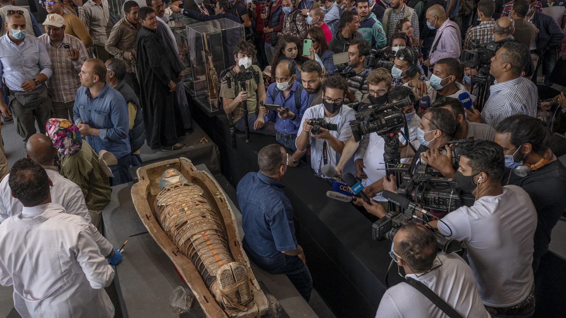 Mostafa Waziri muestra a la prensa internacional el interior de un sarcófago de 2.500 años de antigüedad