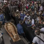 Mostafa Waziri muestra a la prensa internacional el interior de un sarcófago de 2.500 años de antigüedad