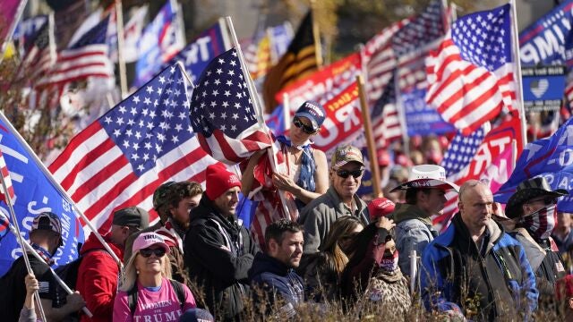 Simpatizantes del presidente Donald Trump, sin mascarilla, en la Plaza de la Libertad, en Washington