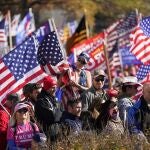 Simpatizantes del presidente Donald Trump, sin mascarilla, en la Plaza de la Libertad, en Washington