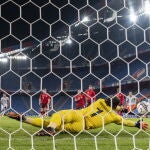 El portero suizo Yann Sommer para un penalti de Sergio Ramos ayer en Basel.