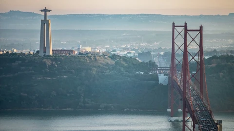 El Puente del 25 de Abril. Al fondo puede apreciarse el Santuario Nacional de Cristo Rey.