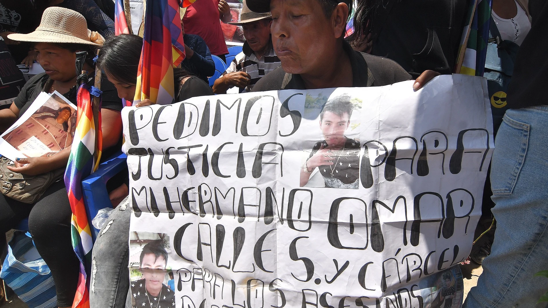 AME8406. SACABA (BOLIVIA), 15/11/2020.- Familiares y amigos de las víctimas participan hoy en un memorial a los diez civiles fallecidos por disparos policiales y militares, en Sacaba (Bolivia). Una multitud se congregó este domingo en la ciudad boliviana de Sacaba para pedir "justicia" y las sanciones a los responsables por la muerte de una decena de civiles durante una operación policial y militar hace un año. Miles de personas marcharon hasta llegar al sitio llamado Huayllani en Sacaba donde hace un año un operativo de las fuerzas conjuntas de seguridad cobró la vida de diez personas que eran parte de una manifestación contraria al Gobierno de la entonces presidenta interina Jeanine Áñez. EFE/Jorge Ábrego
