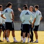 Luis Enrique conversa con sus jugadores durante un entrenamiento