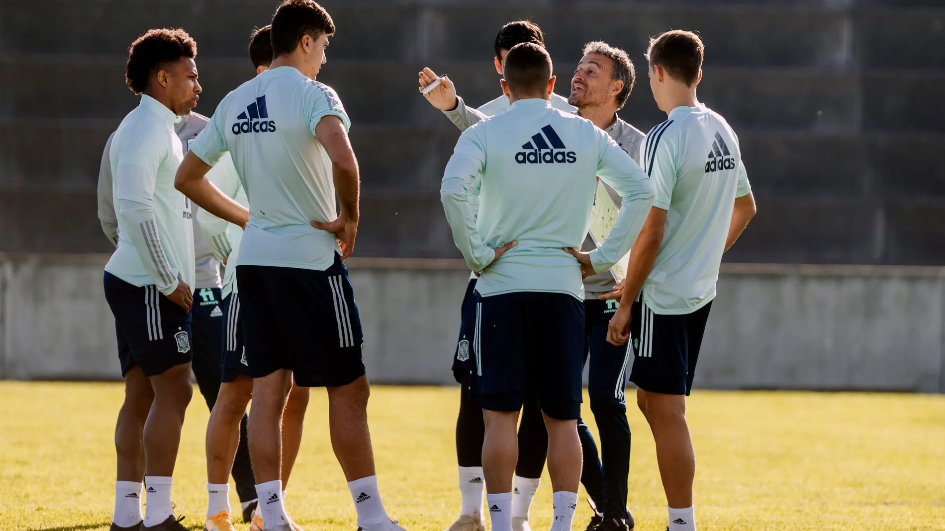 Luis Enrique conversa con sus jugadores durante un entrenamiento