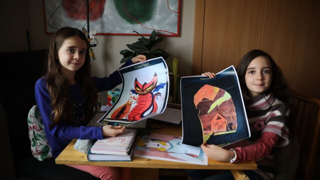 María, de 10 años y Verónica, de 8, posan con los dibujos, seleccionados para ilustrar el último libro de J. K. Rowling