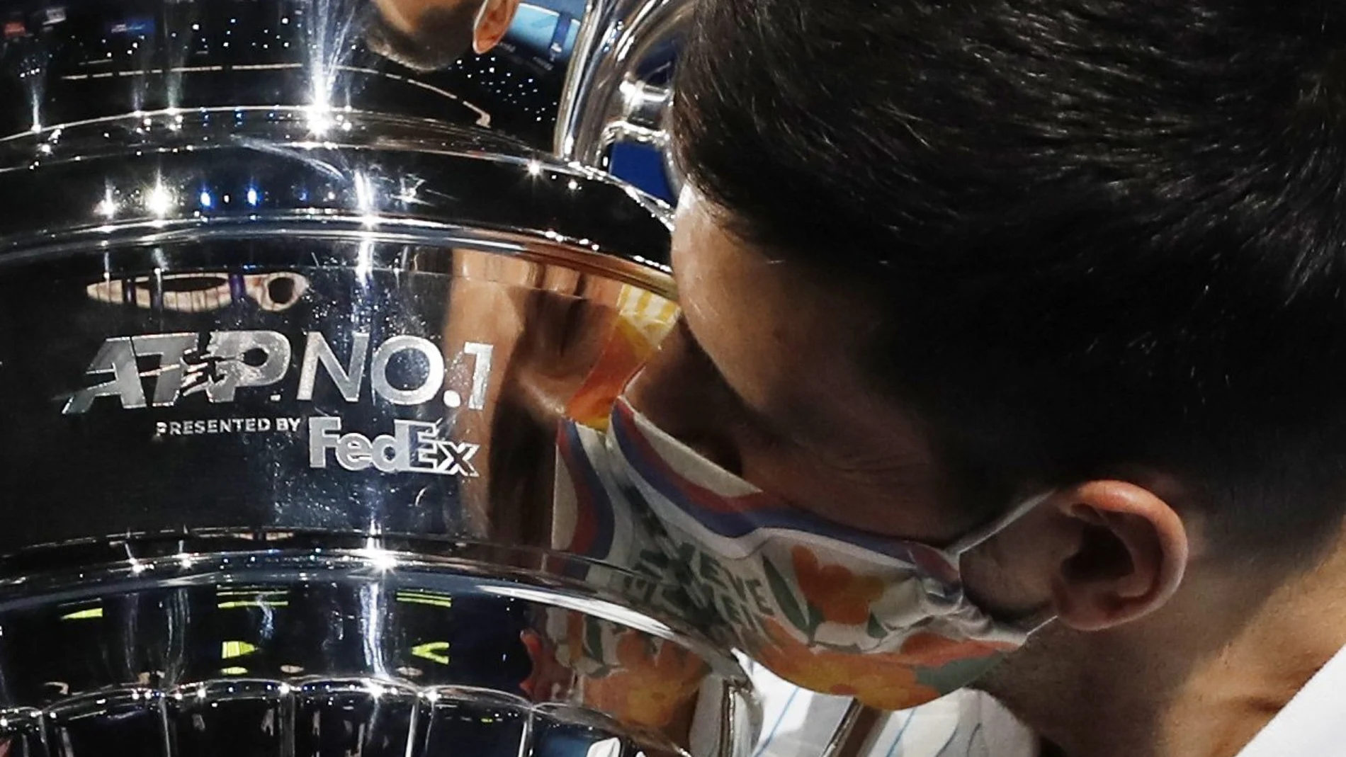 Novak Djokovic besa el trofeo de número uno
