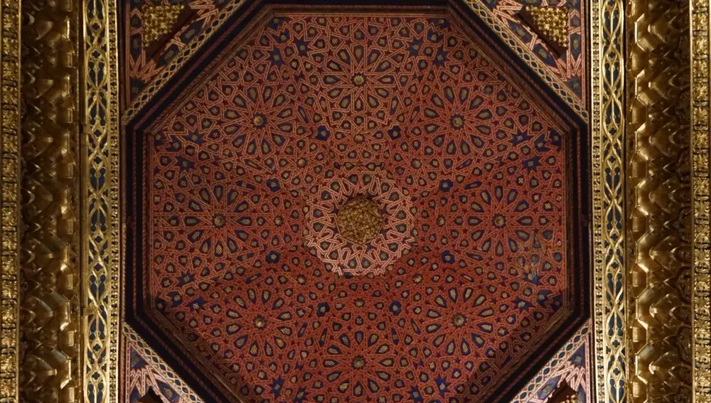 El artesonado de los techos del Alcázar de Segovia consiste en bellísimos ejemplos de artesanía mudéjar. Los originales se perdieron en el incendio de 1862 pero consiguieron recuperarse gracias a un excelente trabajo de restauración.