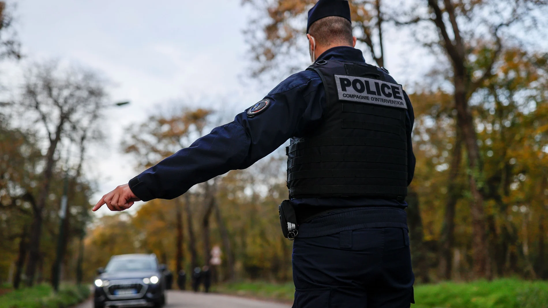 Un agente de Policía en el Bois de Boulogne, REUTERS/Christian Hartmann