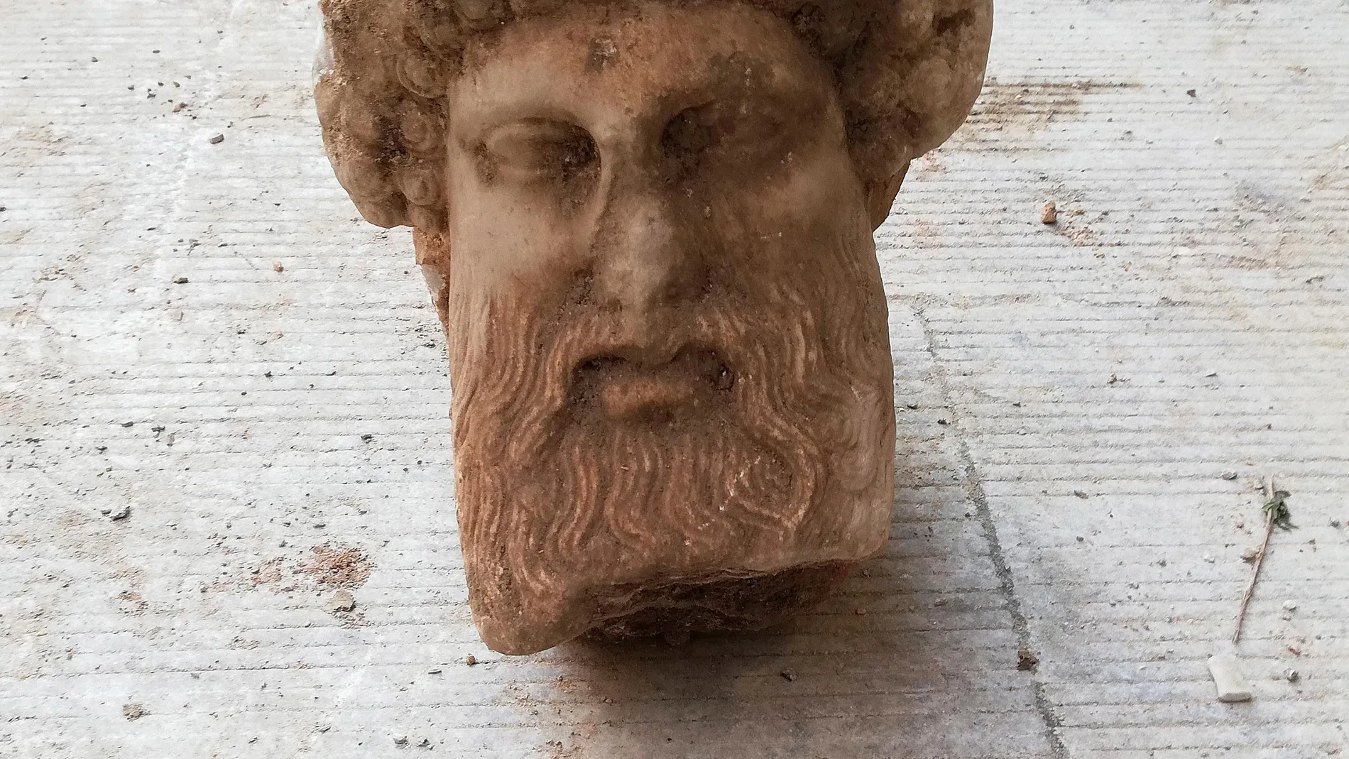 Hallan una cabeza de Hermes en pleno centro de Atenas durante una obra vial