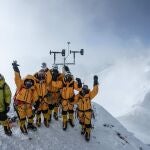 Los climatólogos Baker Perry y Tom Matthews, junto a un equipo de sherpas, construyen una estación meteorológica automatizada en el Balcón del Everest
