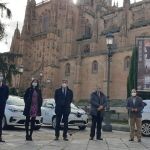 El alcalde de Salamanca, Carlos García Carbayo, y miembros de su equipo municipal, junto con los nuevos vehículos