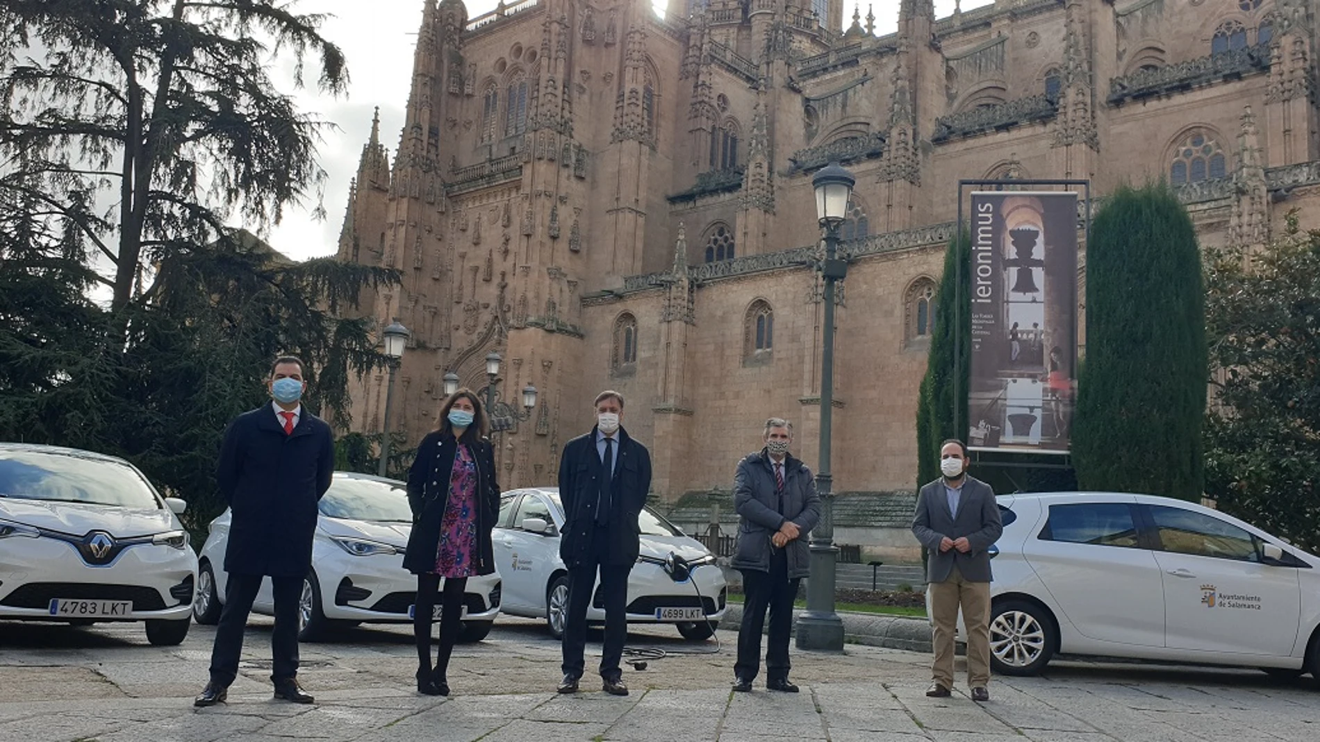 El alcalde de Salamanca, Carlos García Carbayo, y miembros de su equipo municipal, junto con los nuevos vehículos