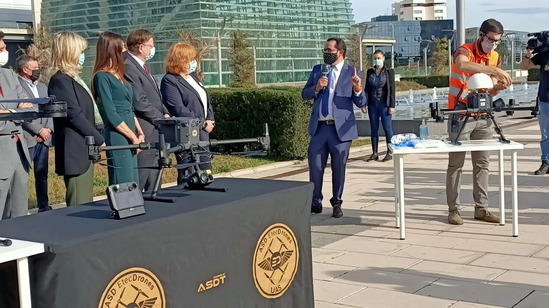 El presidente de la Generalitat, Ximo Puig, junto a otros miembros del Consell y la delegada del Gobierno, Gloria Calero, presiden los vuelos experimentales con drones de material sanitario.