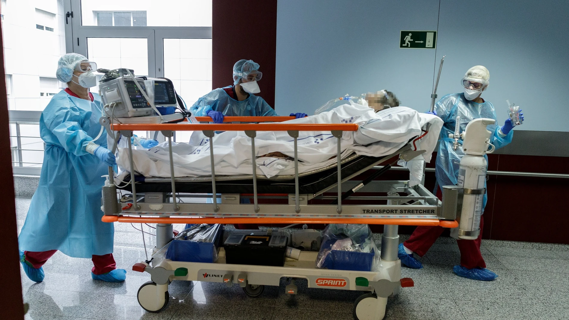 En la imagen, sanitarios del Hospital Universitario Nuestra Señora de La Candelaria, en Santa Cruz de Tenerife, trasladan a un enfermo de Covid
