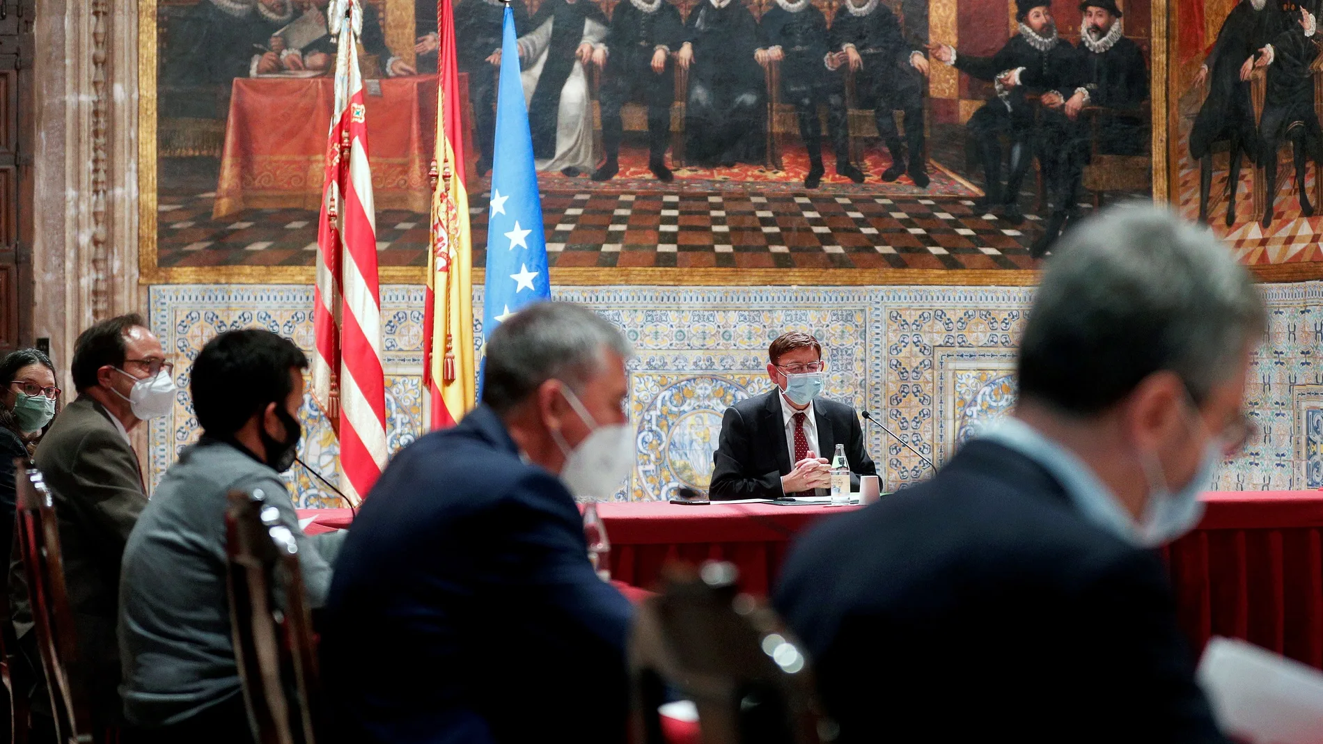 El president Puig (centro), preside una sesión plenaria extraordinaria del Gobierno valenciano
