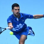 Novak Djokovic resta un servicio de Diego Schwartzman