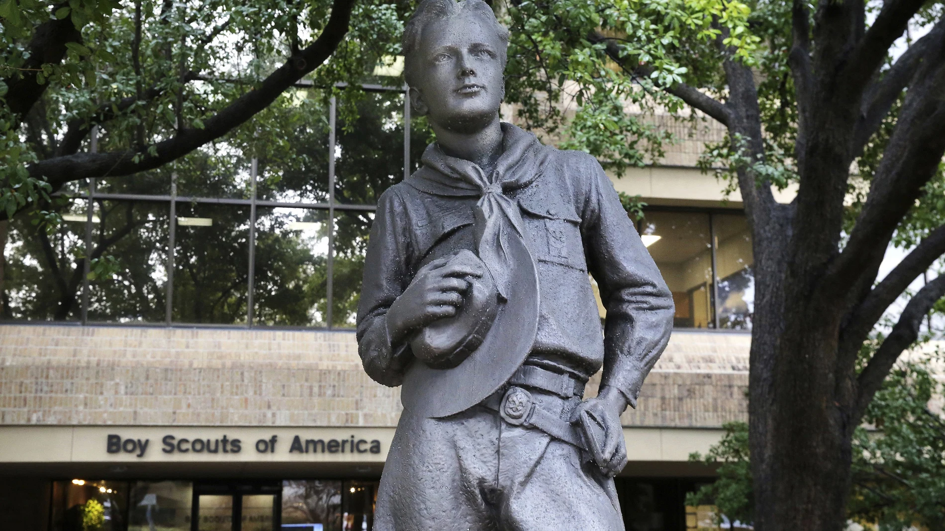Estatua de un Boy Scout en la sede de los Boys Scouts of America en Irving, Texas. (AP Photo/LM Otero, File)