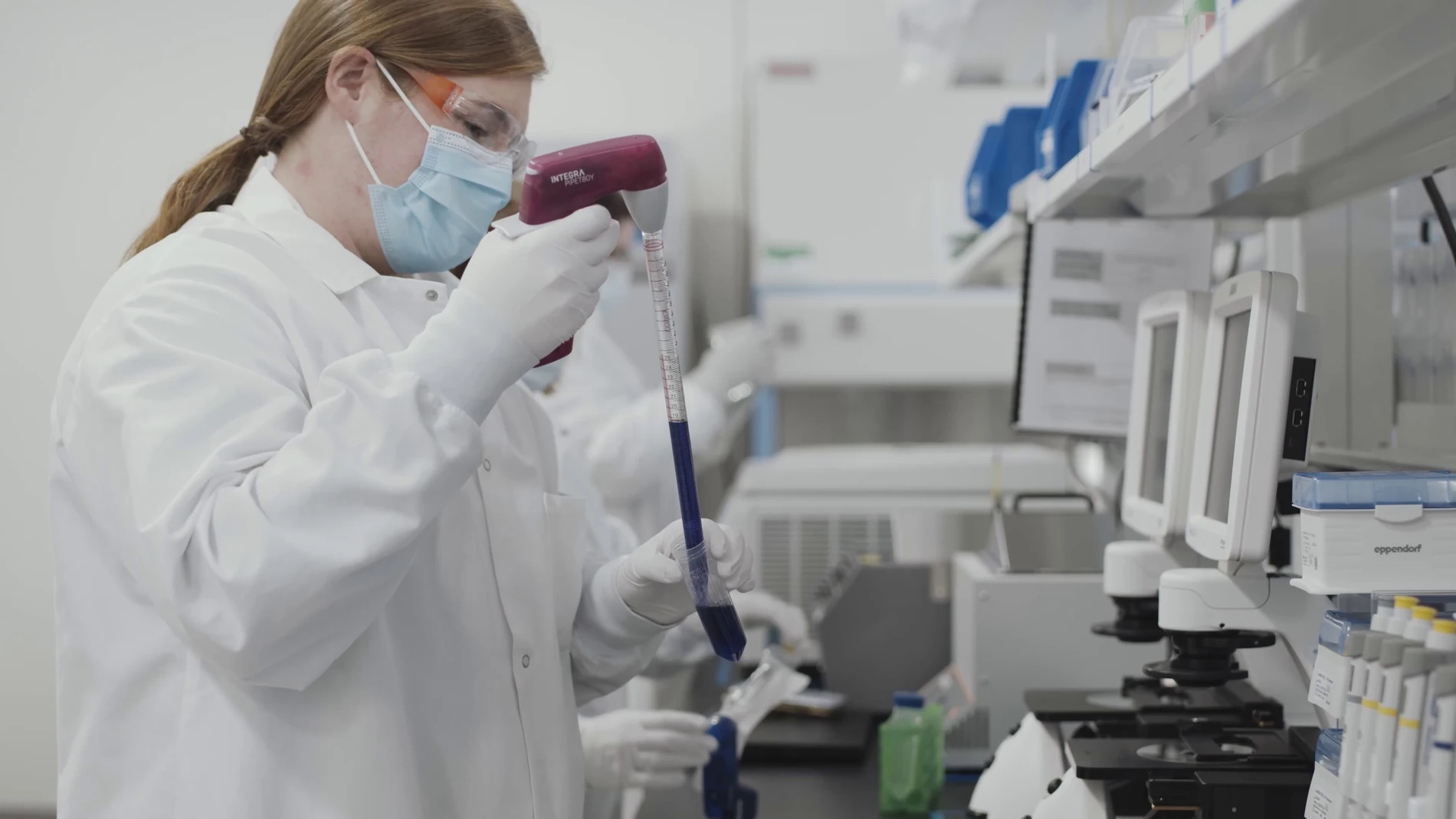 Una científica de la farmaceutica norteamericana Moderna trabaja en el laboratorio donde se desarrolla la vacuna contra el coronavirus.