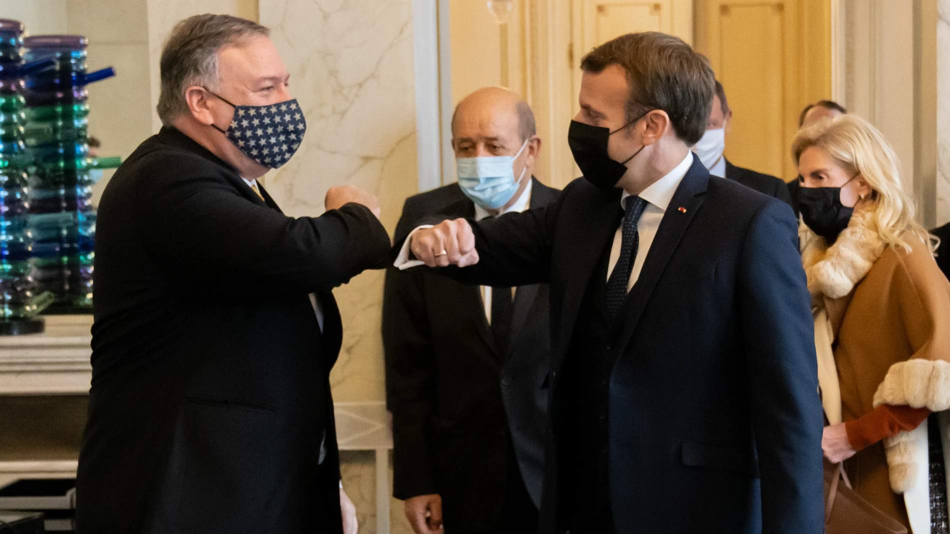 Saludo entre el presidente francés, Emmanuel Macron, y el secretario de Estado, Mike Pompeo