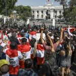 Ciudadanos celebran la renuncia de Manuel Merino a la presidencia peruana en Lima