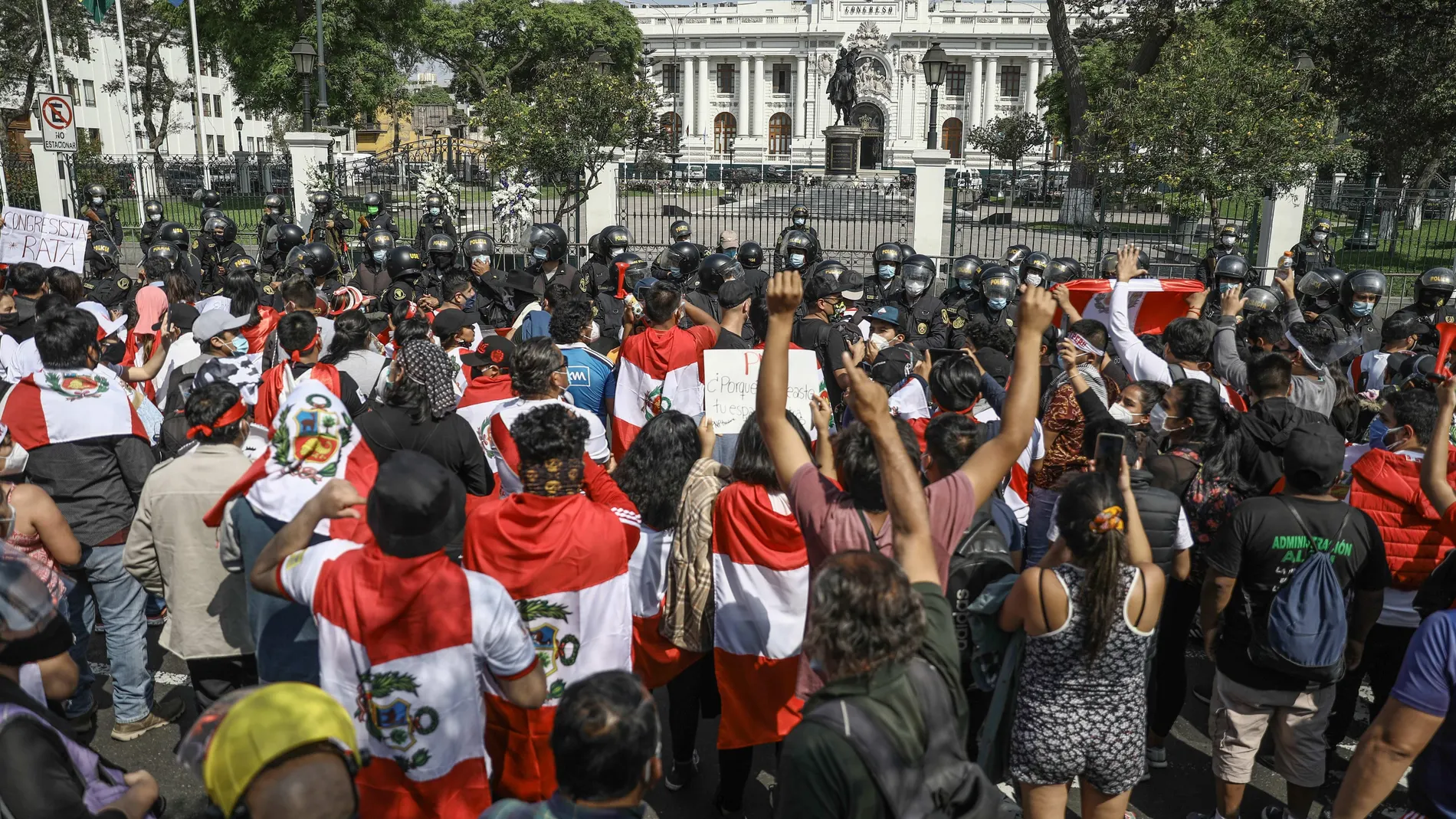 Ciudadanos celebran la renuncia de Manuel Merino a la presidencia peruana en Lima