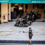 Fernando Alonso, entrenando con el Renault en Yas Marina